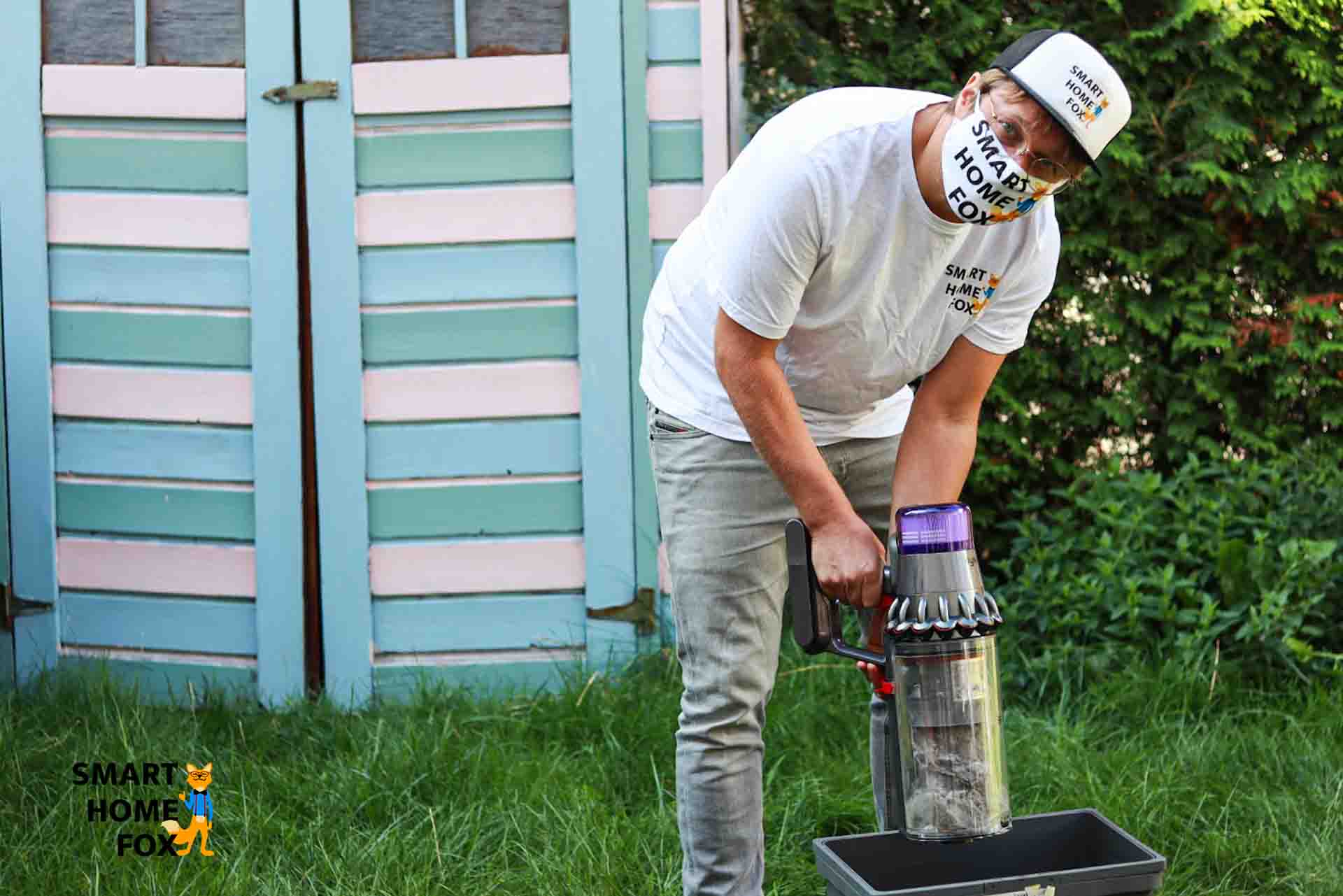 Emptying the cordless vacuum cleaner outside